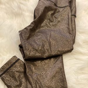 Gorgeous gold shimmer lululemon legging
